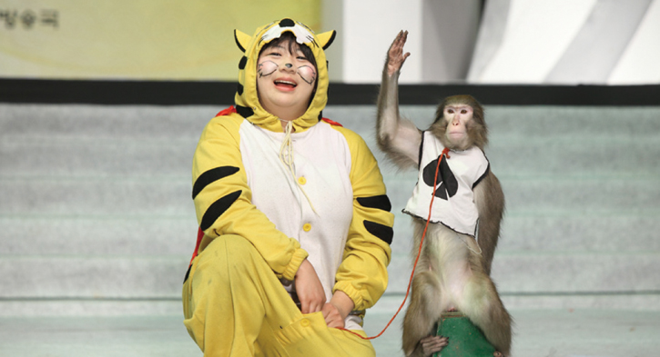 원숭이와 학생 공연